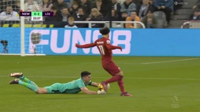 محمد صلاح يتسبب في طرد حارس نيوكاسل