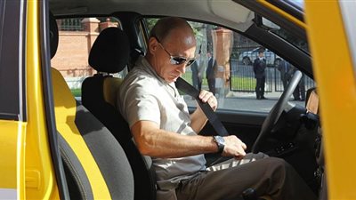 بوتين يقود سيارة فوق جسر القرم.. شاهد