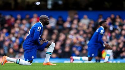 دقيقة صمت بين لاعبي تشيلسي و ساوثهامبتون حدادًا على وفاة كريستيان أتسو