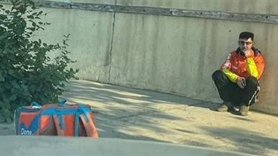 سُرقت دراجته وهو يصلي.. حكاية صورة لعامل دليفري أبكت السوشيال ميديا