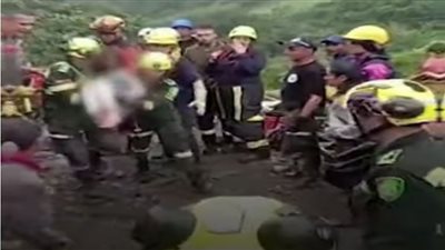 انهيار أرضي يدفن حافلة ركاب ووفاة 33 شخصًا | شاهد