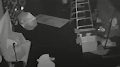 لصوص يسرقون ملابس  بقيمة 100 ألف دولار (شاهد)