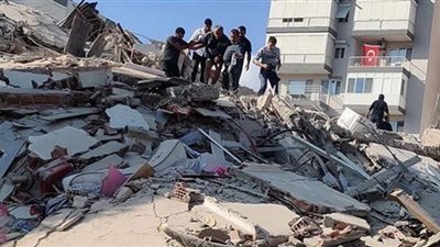 لحظة خروج شخص من تحت الأنقاض بعد 296 ساعة