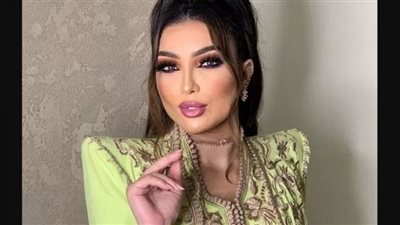 دنيا بطمة تتألق بالدانتيل الأسود ومكياج ترابي عبر إنستجرام