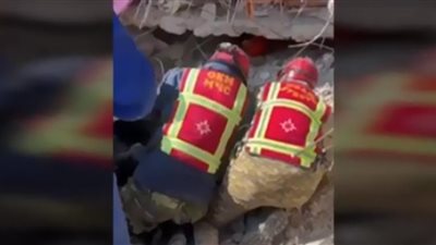 لحظة إنقاذ شخص من تحت أنقاض زلزال تركيا بعد مرور 296 ساعة (فيديو)