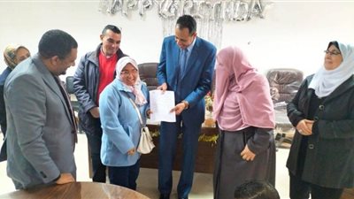 القوى العاملة تسلم 17 عقد عمل لذوي الهمم بالإسكندرية