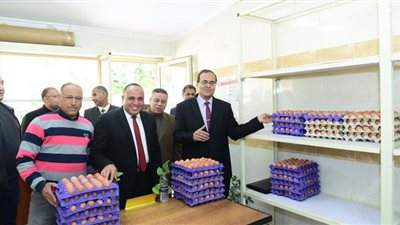 رئيس جامعة سوهاج يتفقد طرح منتجات كلية الزراعة بمنفذ البيع بالمقر القديم