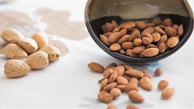 دراسة تكشف مدى أمان اللوز المر