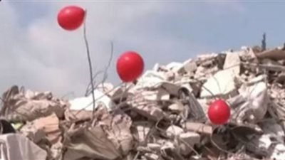 سر البالونات الحمراء فوق أنقاض زلزال تركيا (شاهد)