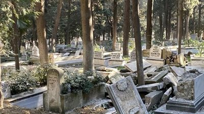 زلزال تركيا يزعج الأموات في قبورهم (صور)
