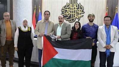 تكريم ممثلي وفود الدول الأجنبية المشاركة بمهرجان أسوان للثقافة والفنون