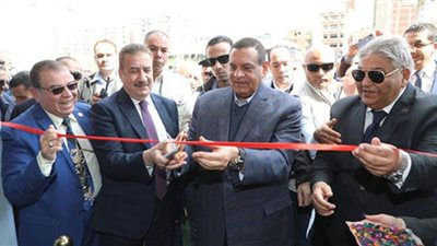 وزير التنمية المحلية ومحافظ المنوفية يفتتحان معارض 