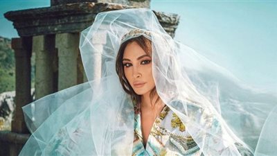 إليسا تستعرض أنوثتها بفستان من الترتر اللامع بأحدث حفلاتها