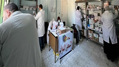 الكشف على 1300 مواطن فى قافلة مجانية بكوم الرمل ببني سويف