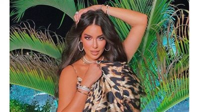 ياسمين صبري تحتضن دبدوبًا عملاقًا| هل هدية عيد الحب؟