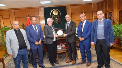 كلية تكنولوجيا صناعة السكر والصناعات التكاملية تقدم درع المؤتمر الدولي العاشر لرئيس جامعة أسيوط