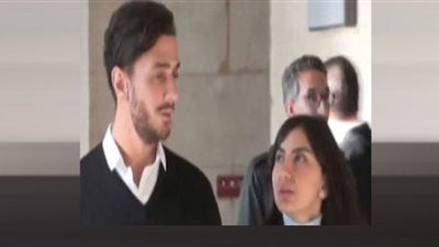لحظة وصول سعد لمجرد إلى المحكمة لاتهامه بالتعدي على فتاة