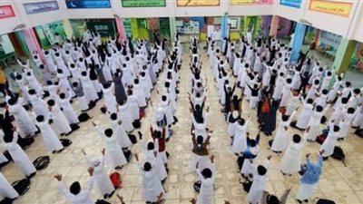 أغنية وطنية لمعلم سعودي مع طلابه من داخل مدرسة بالزي الوطني