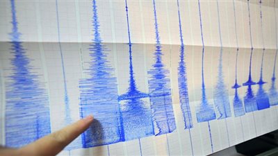 لبنانيون يخرجون إلى الشوارع بعد الهزة القوية