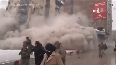 لحظة انهيار مبان في تركيا جراء الزلزال الجديد.. شاهد