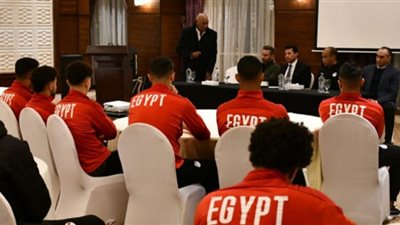 وزير الرياضة يؤازر منتخب الشباب قبل مواجهة نيجيريا