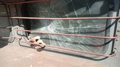حجر طائش من عجوز يطفئ بصر سائق قطار شربين