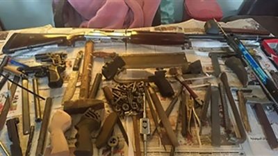 مداهمة ورشة لتصنيع الأسلحة النارية والتحفظ على محتوياتها