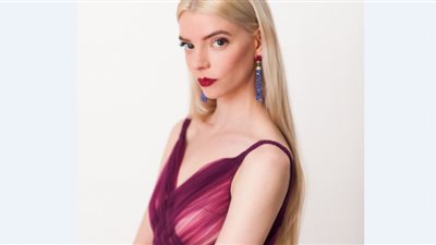 أنيا تايلور تجمع بين الأناقة والتميز في حفل BAFTA