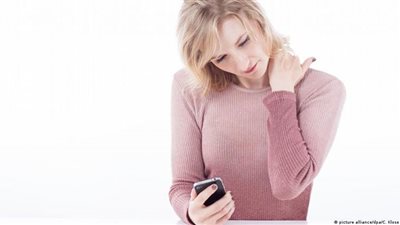 الموبايل قنبلة موقوتة تهدد الرقبة والعمود الفقري.. أطباء يحذرون