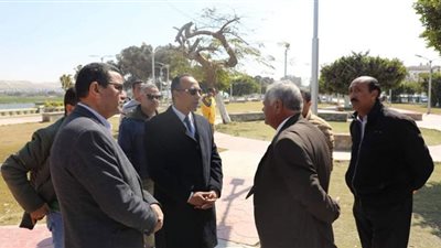المنيا تتابع أعمال تجميل وصيانة كورنيش النيل