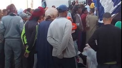مواطنون يتكدسون بأعداد هائلة أمام محل لحوم في قنا