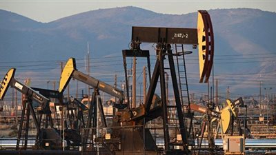 أسعار النفط تواصل الانخفاض وسط مخاوف لرفع الفائدة