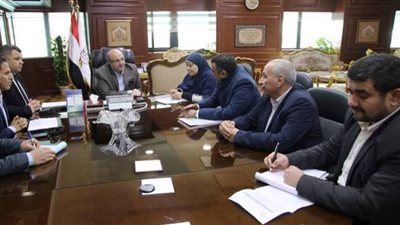 محافظ بني سويف يوجه بوضع حلول لمشكلة تسريب مياه بمنطقة سكنية