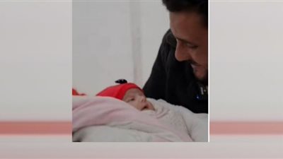 عم طفلة الأنقاض: لن أتنازل عنها لأحد| فيديو