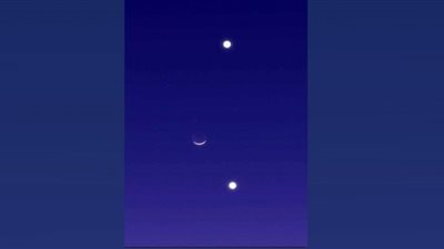 هلال القمر يقترن بمثلث الجمال الليلة في السماء