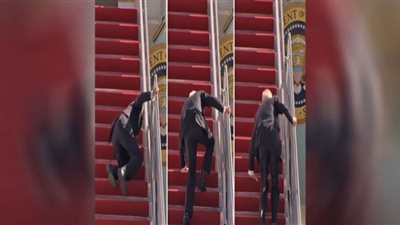 عُقدة بايدن مع سلم الطائرة عرض متواصل.. التالتة ثابتة (فيديو)