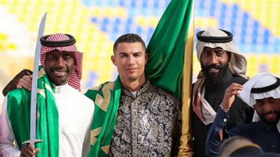 رونالدو يخالف قوانين العرضة السعودية ويرقص بسيف النصر