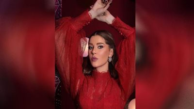 كارلا حداد تحتفل بيوم التأسيس السعودي بالساتان الناعم