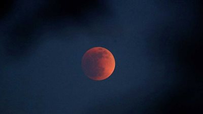 القمر يظهر جوار الكواكب الساطعة.. وبدء رحلته الليلة
