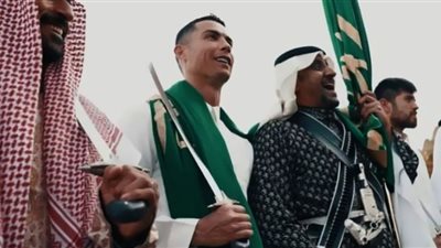 رونالدو يحتفل مع النصر بالزي السعودي للمرة الأولى (شاهد)
