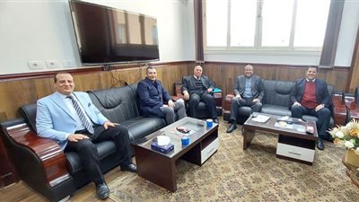رئيس جامعة بنى سويف يستقبل مدير التطوير المهني للجامعة الأمريكية