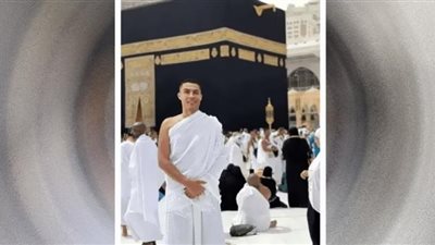 كريستيانو رونالدو بالجلباب الإسلامي| ملابس الإحرام أمام الكعبة بشرة خير تثير الجدل (تفاصيل)