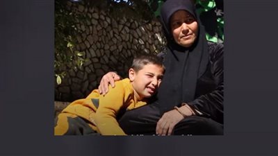 ألقى بابنه قبل انهيار المنزل في زلزال القرن| فيديو