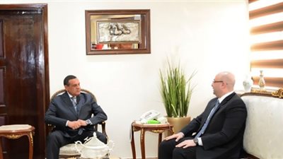 وزير التنمية المحلية يتابع مع محافظ بني سويف الموقف التنفيذي لمشروعات 