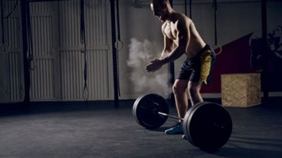 رفع الأثقال يرفع من قابلية الرجل للإنجاب بـ45%.. دراسة توضح