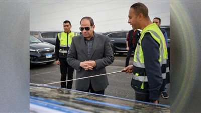 الرئيس السيسي يتفقد مشروعات المحاور والطرق بالجيزة .. صور