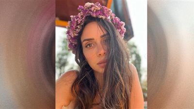 بسنت شوقي ساحرة بكاجوال وسليبر أحمر (صور)