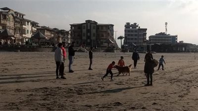 البحر ينحسر وشاطئ رأس البر يزدحم بعشاق الشتاء 