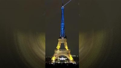 معالم سياحية عالمية بألوان علم أوكرانيا في ذكرى الحرب الأولى (شاهد)