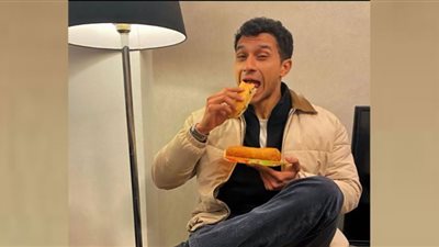 عصام عمر: أمي عملت ساندوتشات كبدة علشان طالع مع منى الشاذلي